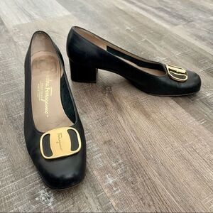 SALVATORE FERRAGAMO navy blue leather heels.
